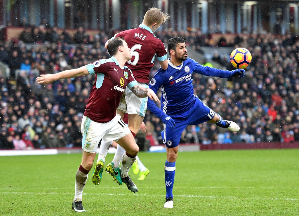 Diego Costa khóa chặt từ trên không...