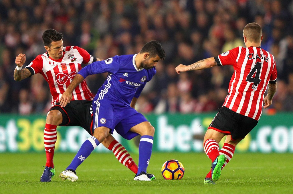 Diego Costa là mẫu tiền đạo rất tích cực tranh chấp bóng bên phần sân đối phương