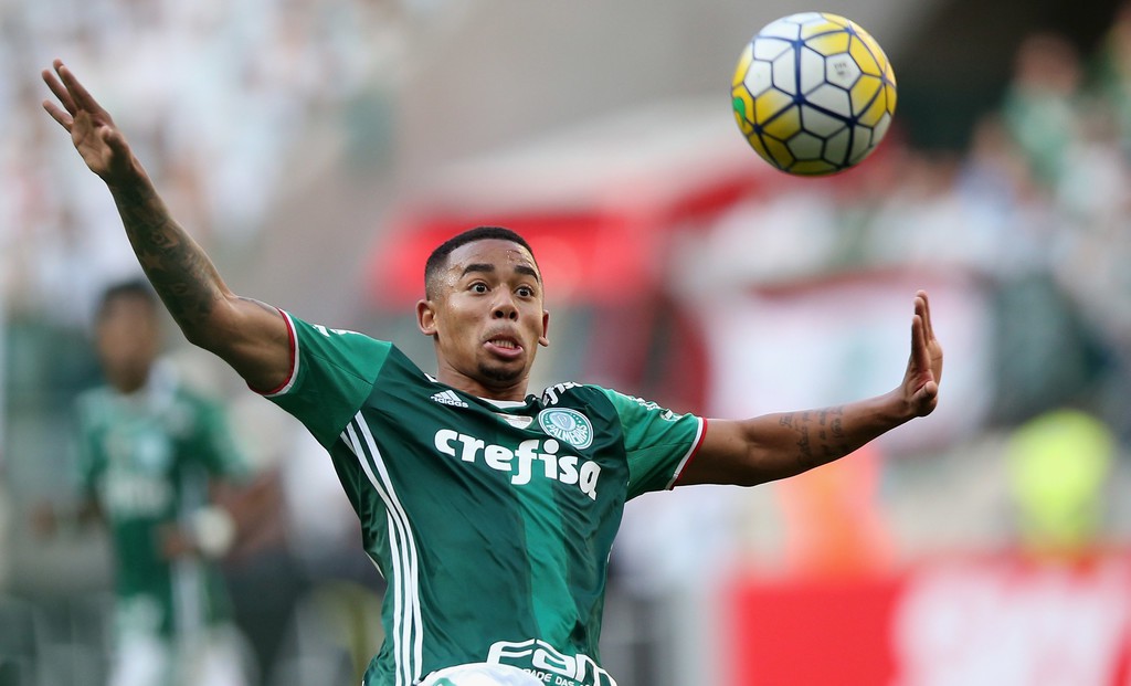 Nhỏ con nhưng Gabriel Jesus nhanh nhẹn và giàu tính chiến đấu