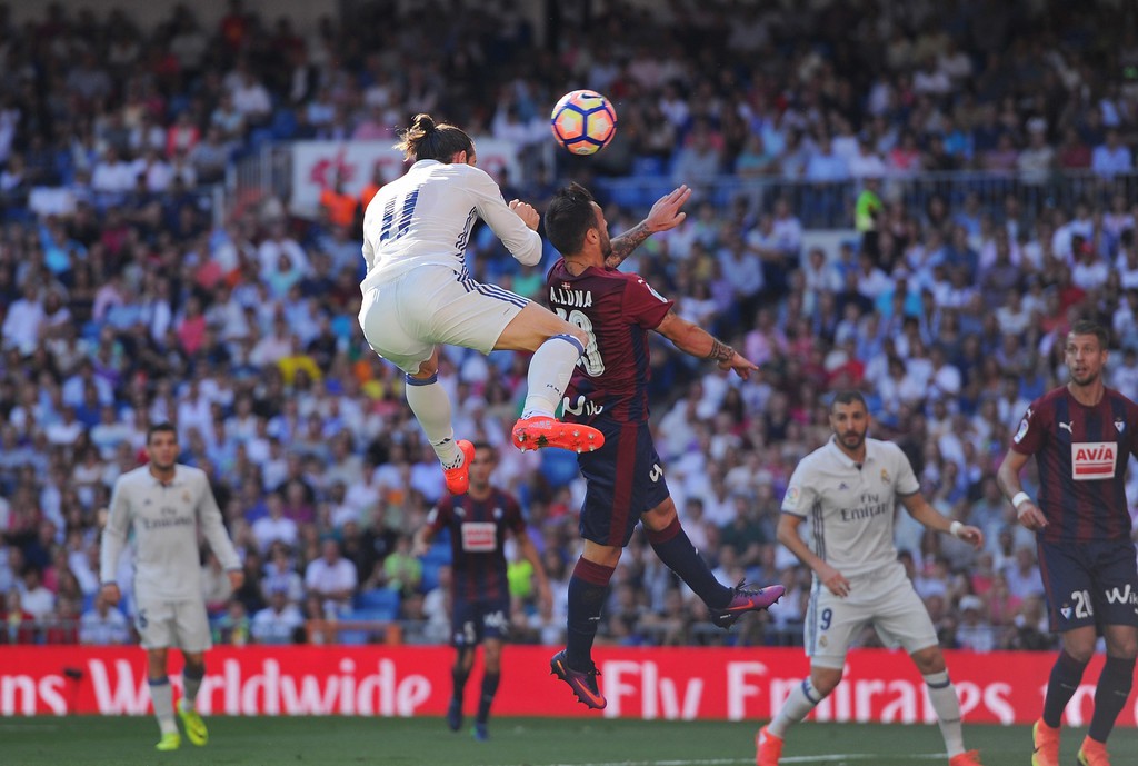 Bale gỡ hòa cho Real Madrid trước Eibar bằng pha không chiến