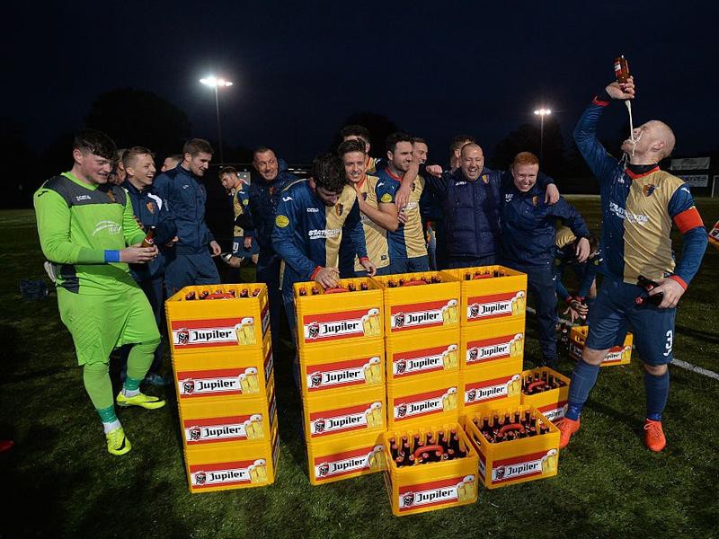 Các quan chức Ajax tặng 27 thùng bia và ăn mừng cùng East Kilbride ngay trên sân