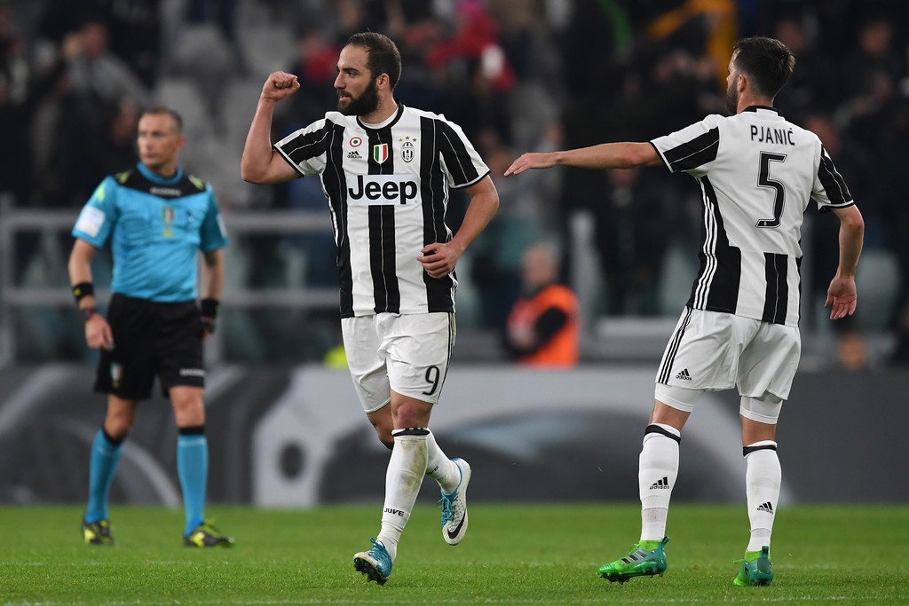 Higuain vừa gỡ hòa cho Juventus trước Torino