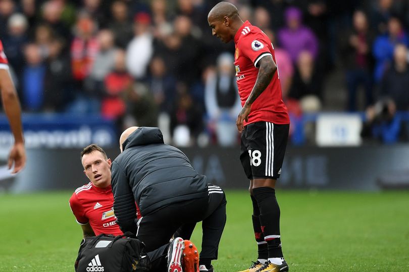 Phil Jones rời sân sau 23 phút