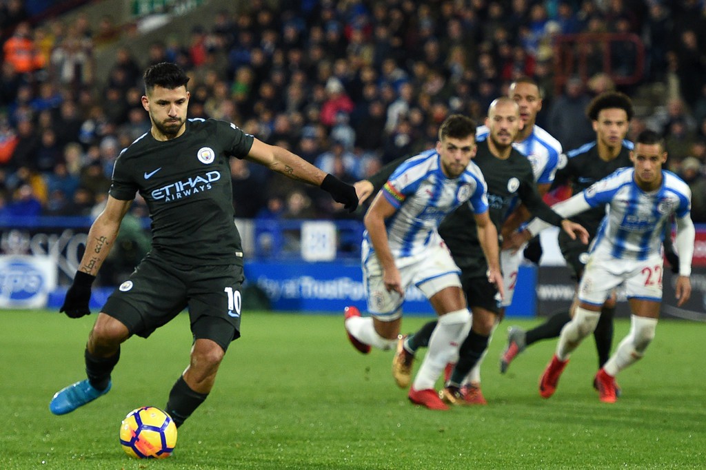 Aguero gỡ hòa trên chấm phạt đền