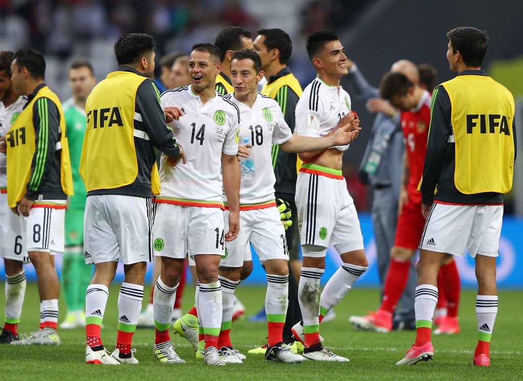 Javier Hernandez ăn mừng cùng các đồng đội trước Nga