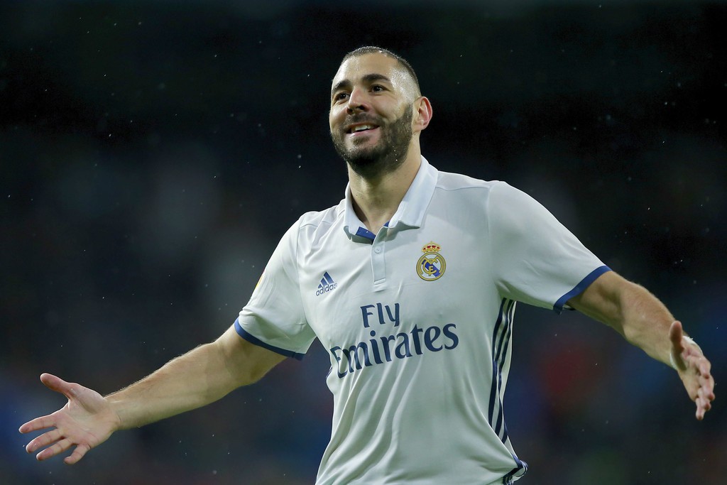 Benzema sung mãn giúp giảm tải cho Ronaldo