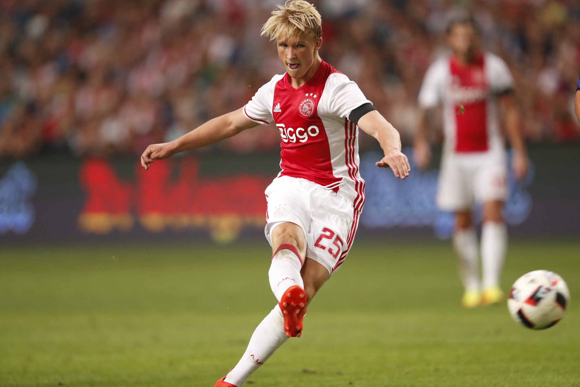 Mới 19 tuổi nhưng Dolberg đã là chân sút chủ lực của Ajax