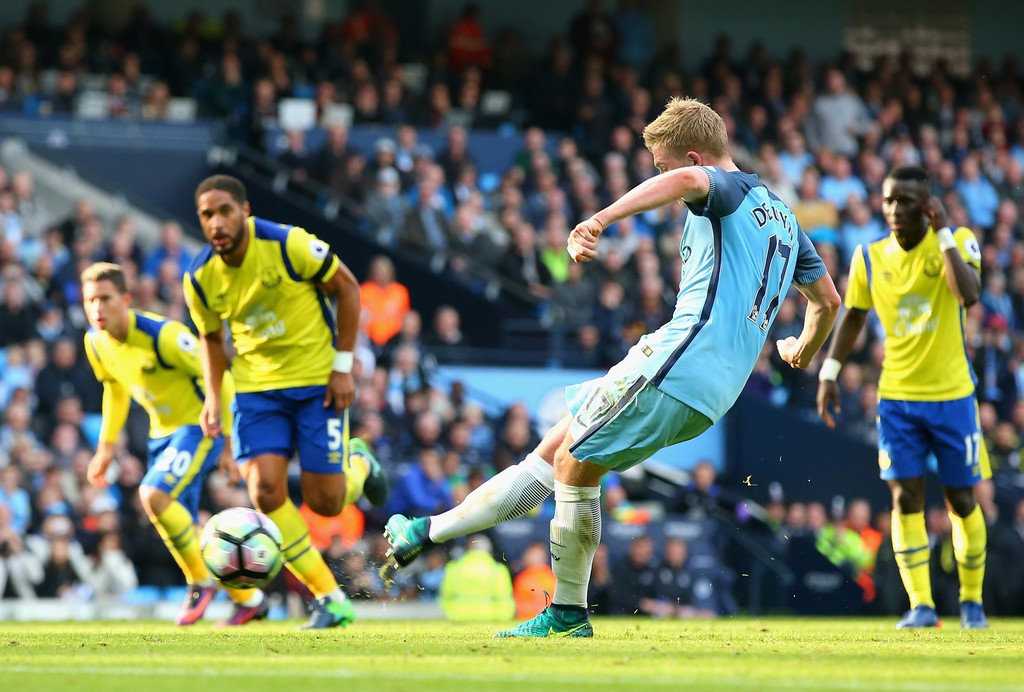 De Bruyne cũng sút hỏng phạt đền trước Everton