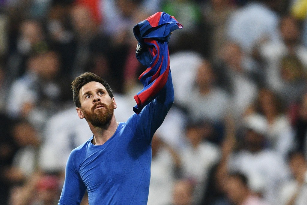 Messi giờ đã di chuyển từ cánh phải vào trung tâm chơi phía sau 2 tiền đạo