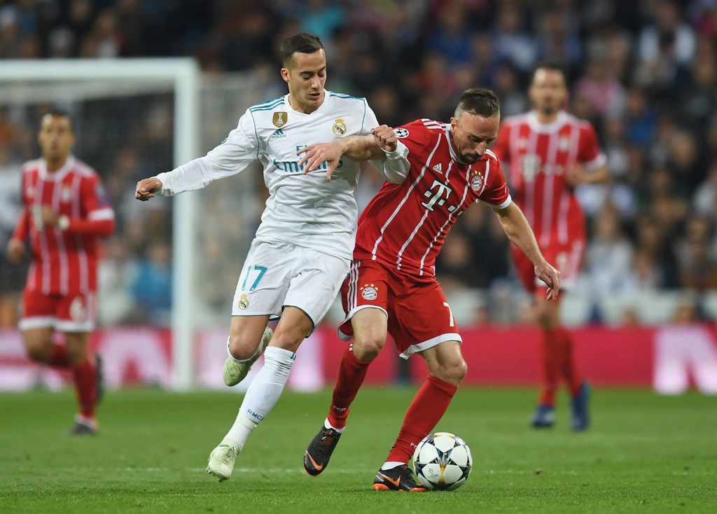 Hình ảnh: Vazquez đá hậu vệ trái trước Bayern