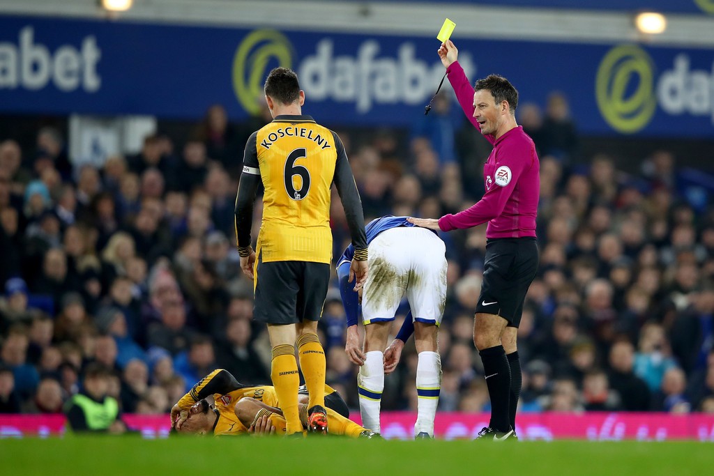 Clattenburg đang chịu nhiều sức ép tại Anh