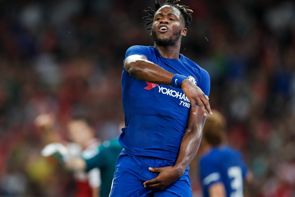 Batshuayi lập cú đúp trước Arsenal