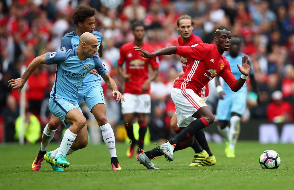 Pogba lạc lõng trong trận derby Manchester