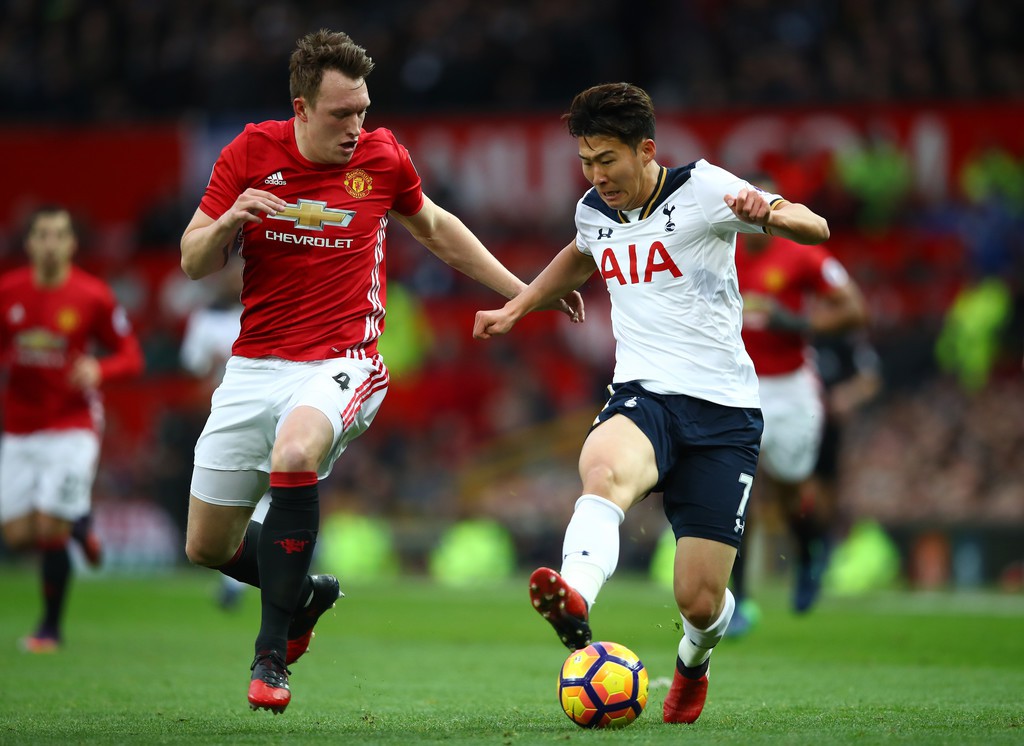 Phil Jones vừa khóa chặt các chân sút của Tottenham