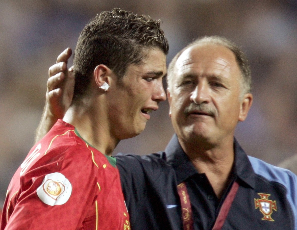 Nỗi thất vọng của Ronaldo sau khi Bồ Đào Nha thua Hy Lạp ở chung kết EURO 2004