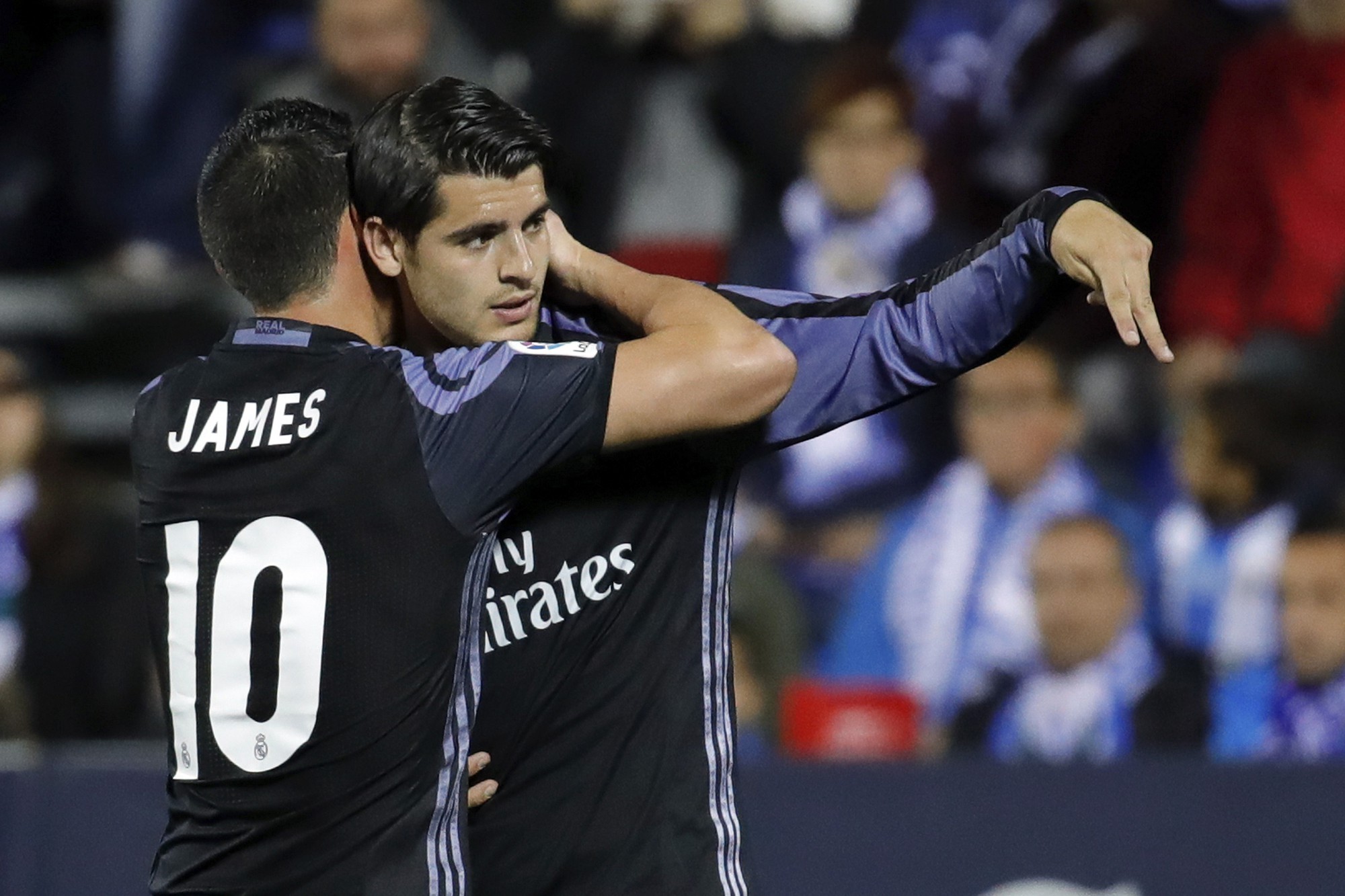 James Rodriguez và Morata trên đường rời Real