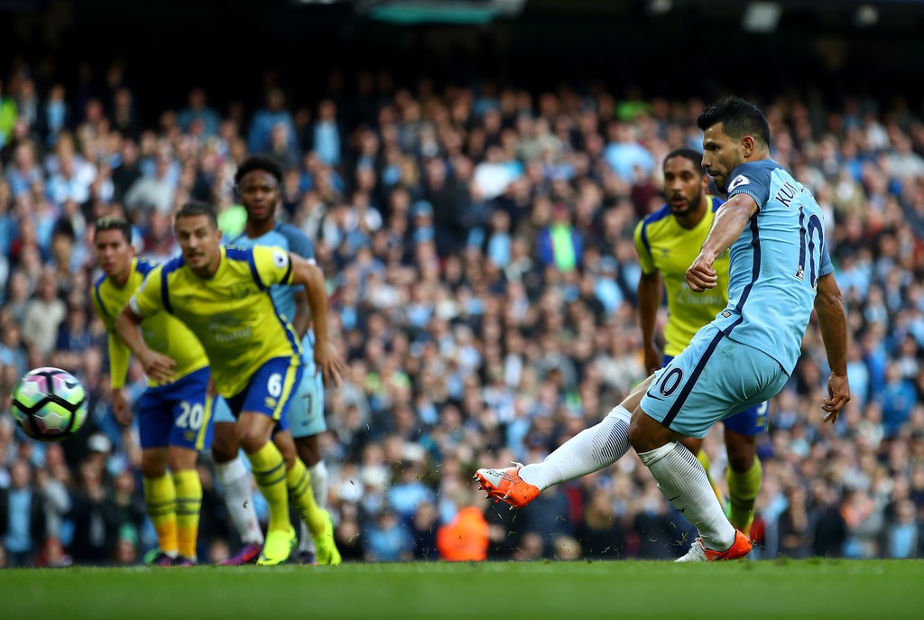 Aguero sút hỏng 3 trong 7 quả phạt đền từ đầu mùa cùng Man City