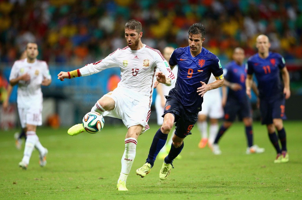 Tây Ban Nha thua thảm Hà Lan ở World Cup 2014 khi mặc áo trắng