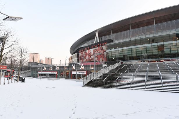 Hình ảnh: Tuyết rời dày đặc bên ngoài sân Emirates