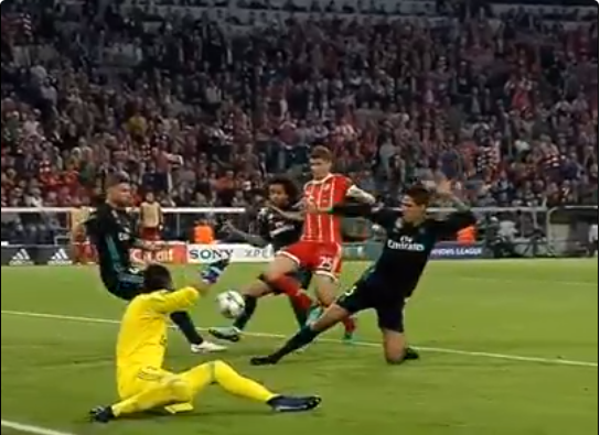 Hình ảnh: Bayern đòi phạt đền khi cho rằng Ramos phạm lỗi với Lewandowski