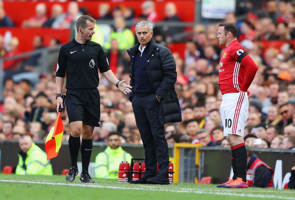 Rooney xứng đáng được Mourinho trao suất đá chính