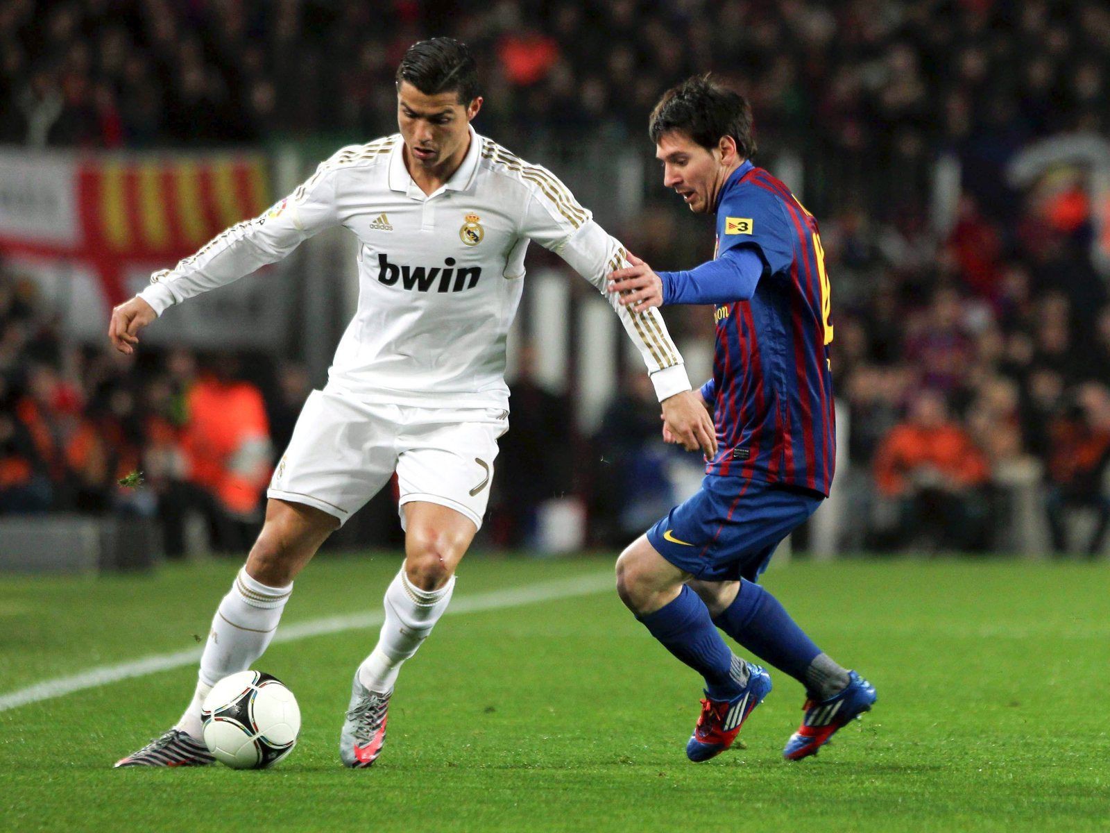 Ronaldo và Messi đều 3 lần giành Pichichi