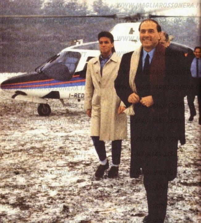 Máy bay trực thăng của Silvio Berlusconi hạ cánh xuống sân vận động