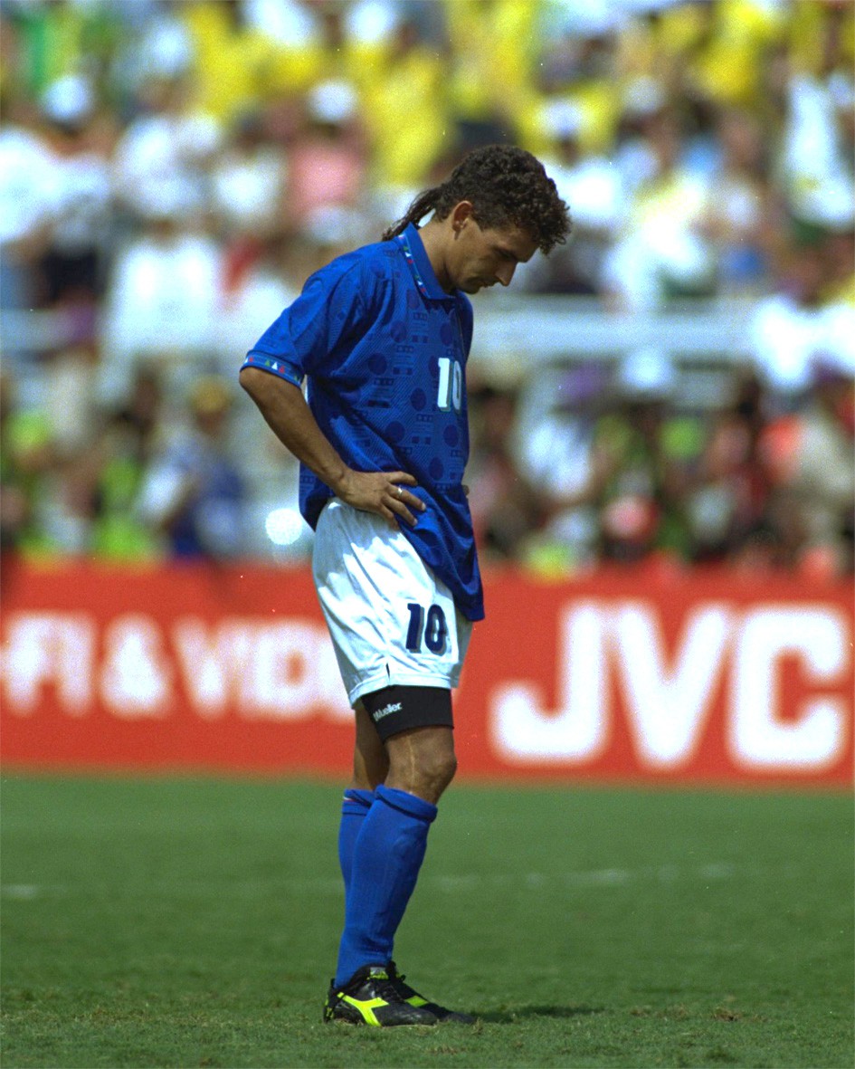 Khoảnh khắc thất vọng tột cùng của Baggio sau khi sút hỏng quả penalty