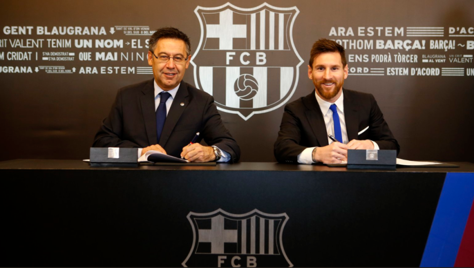 Messi ký hợp đồng với Chủ tịch Bartomeu