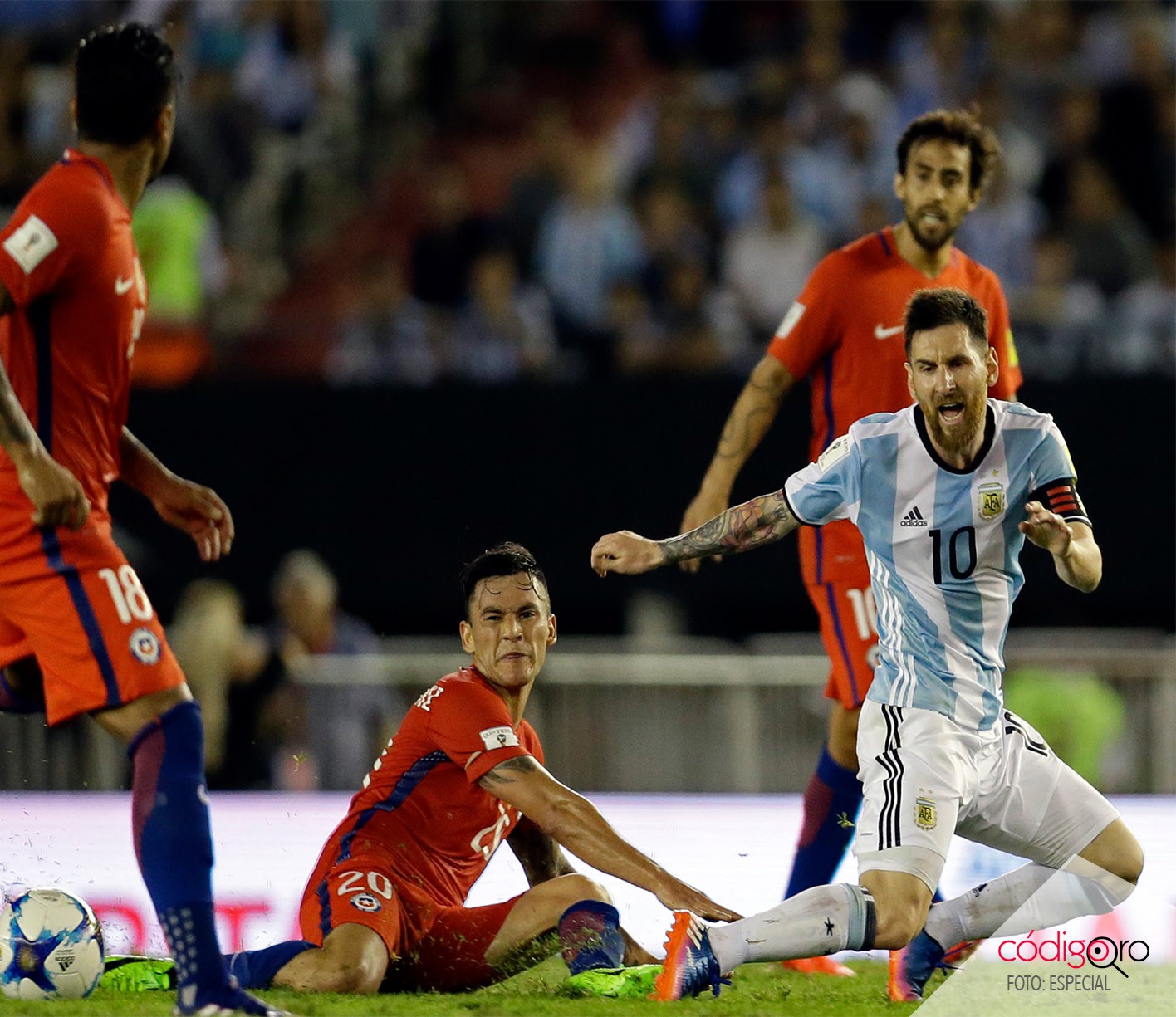 Messi nhiều lần bị các cầu thủ Chile ''triệt hạ''