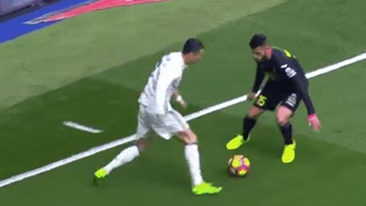 Ronaldo vượt qua David Lopez dễ dàng khi sử dụng tuyệt kỹ Elastico