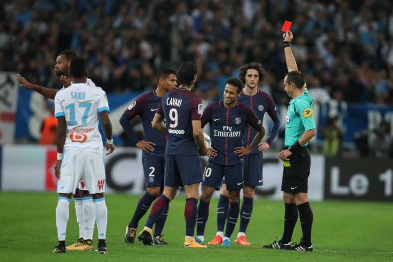 Neymar nhận thẻ đỏ ở trận gặp Marseille