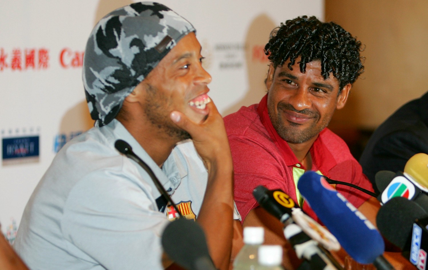 Ronaldinho và Rijkaard chia tay Barcelona cùng một thời điểm