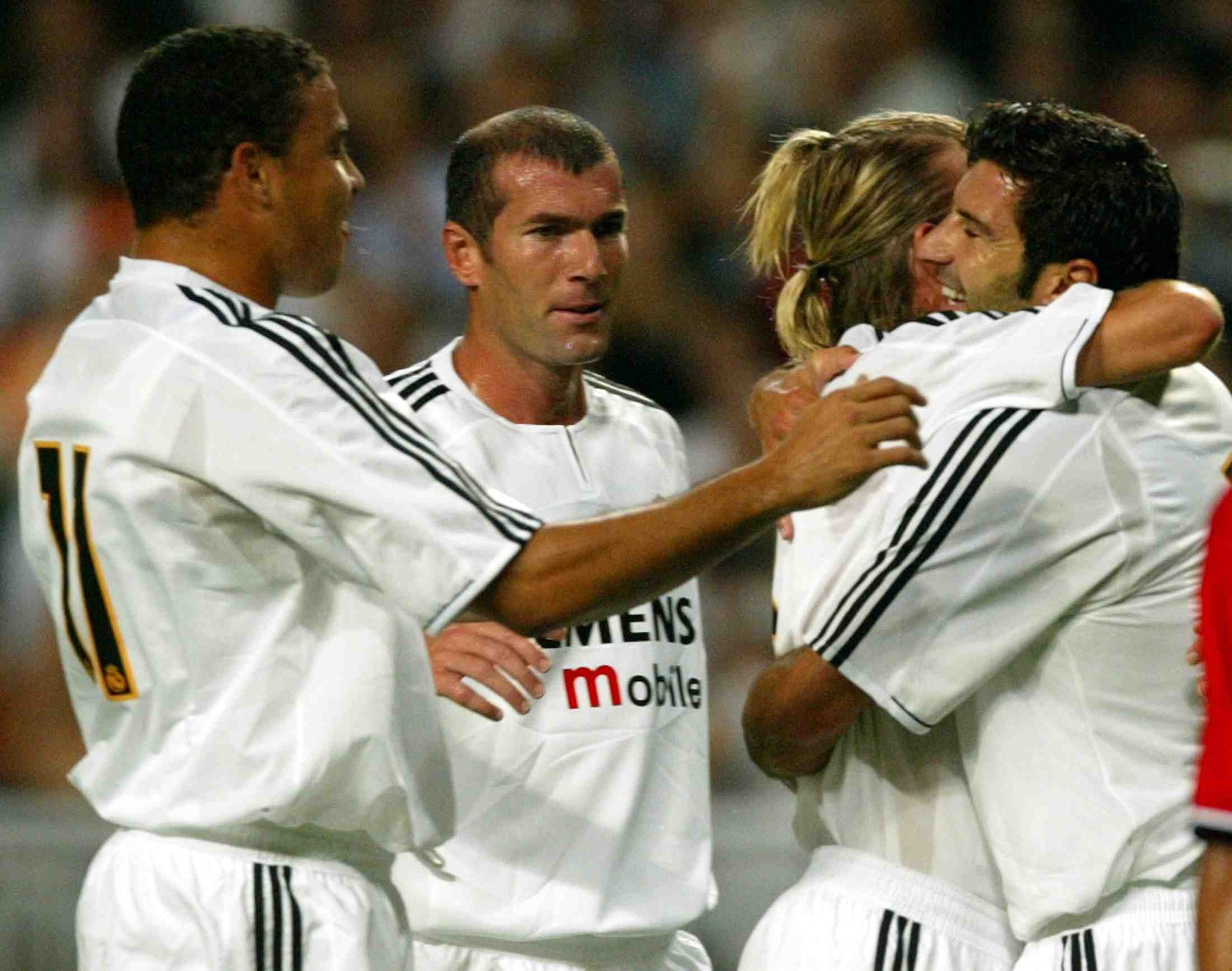 Với Figo và Zidane, hàng tiền vệ năm 2003 vẫn ở đẳng cấp cao hơn