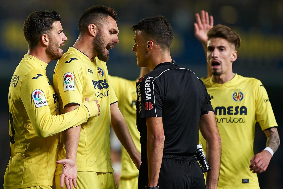 Trọng tài Gil Manzano gây tranh cãi trong trận Real Madrid thắng Villarreal