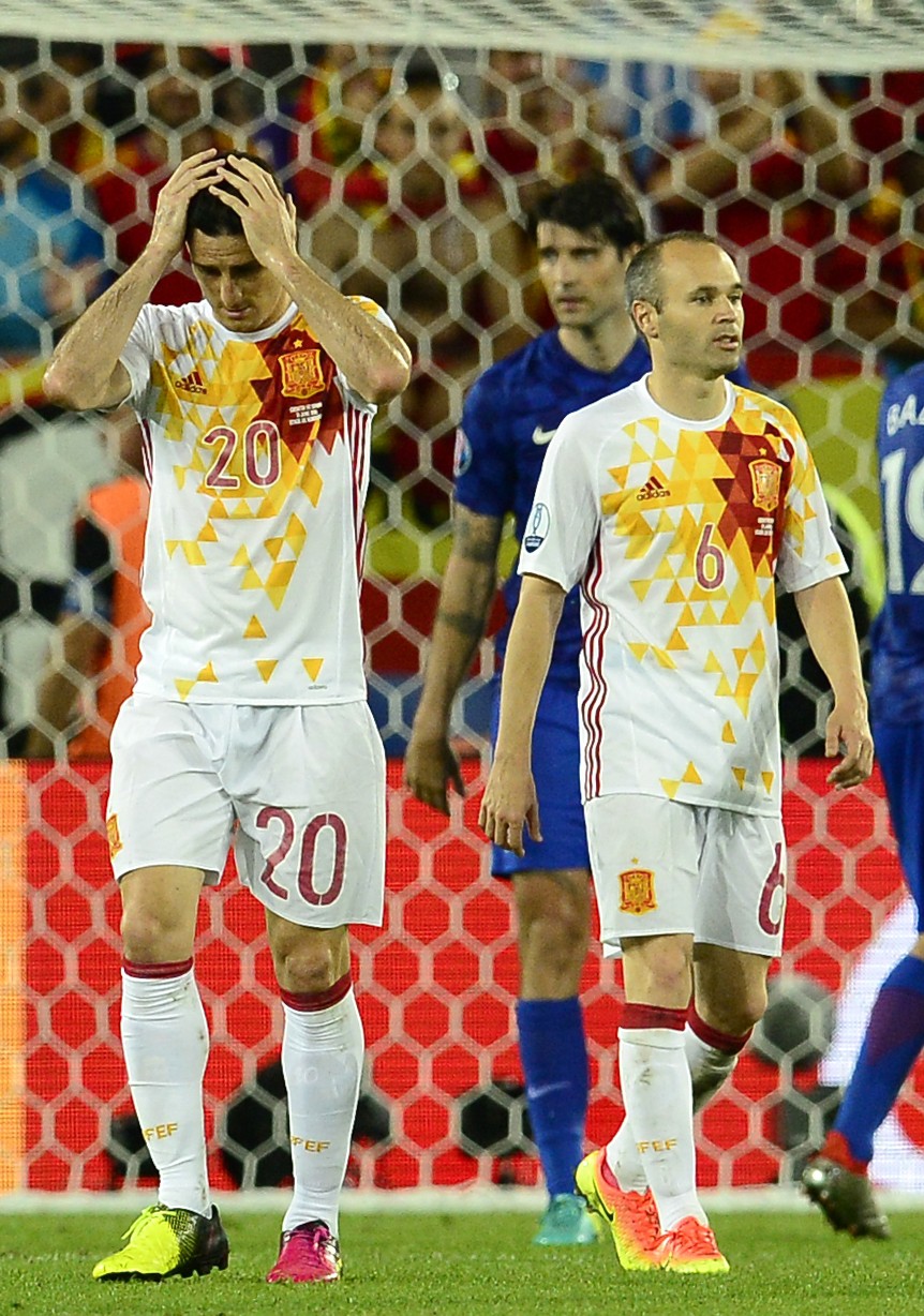 Với chiếc áo trắng, Tây Ban Nha vừa để thua Croatia