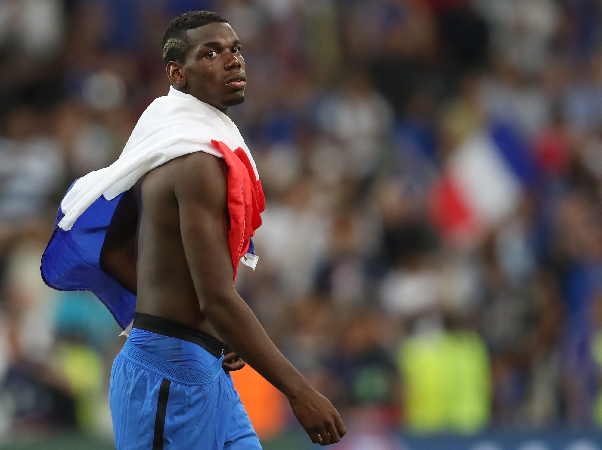 Phí chuyển nhượng của Pogba tương phản với tình trạng nghèo khổ ở Italia