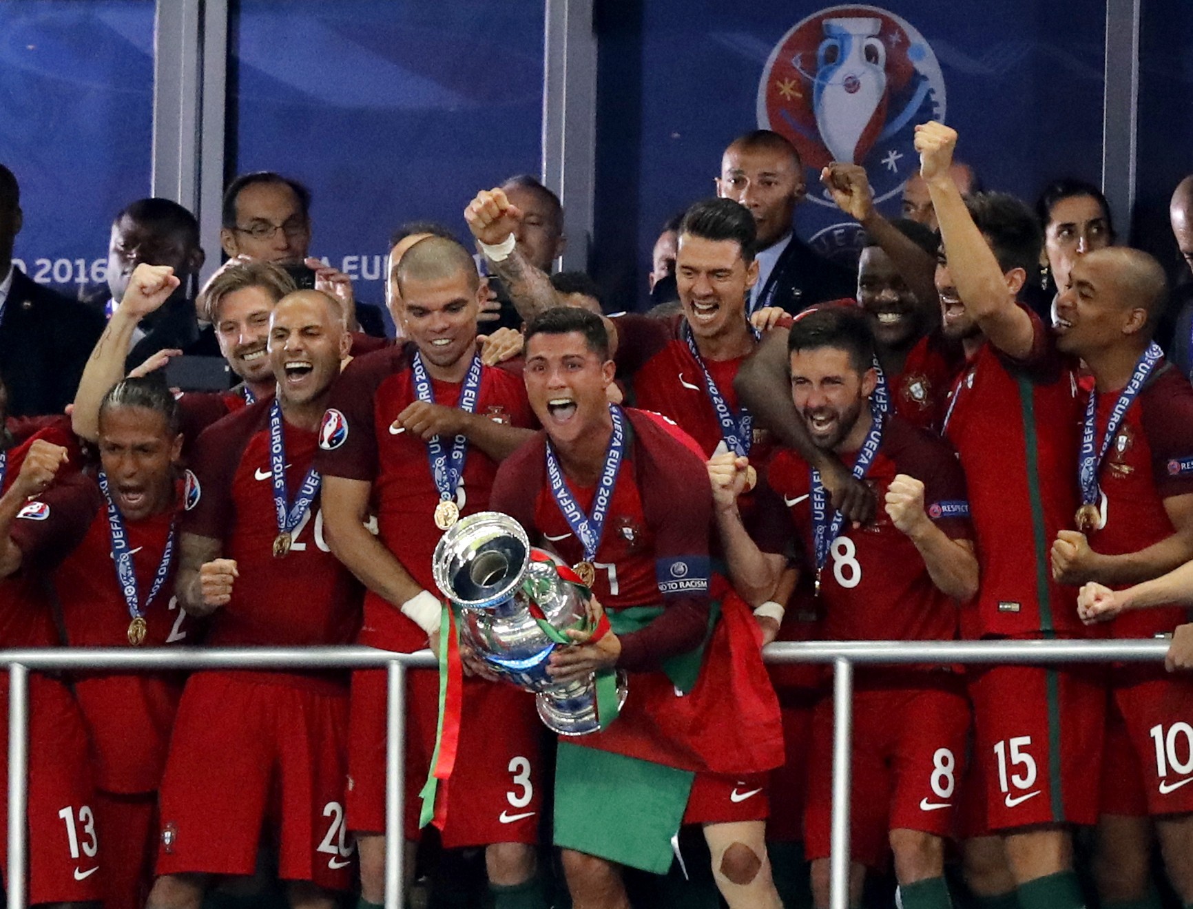 Кто стал чемпионом европы. Португалия чемпион Европы по футболу 2016. Португалия чемпион Европы 2016. Сборная Португалии евро 2016. Португалия выиграла евро 2016.