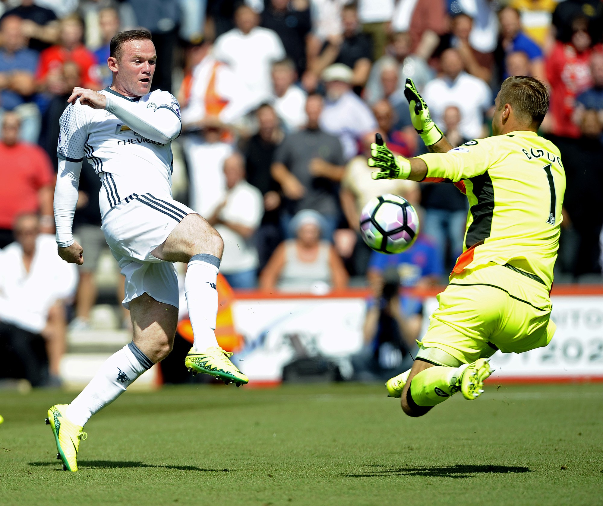 Ngoài vai trò số 10, Rooney còn có thể lùi về chơi tiền vệ trung tâm nhằm đối phó với Man City