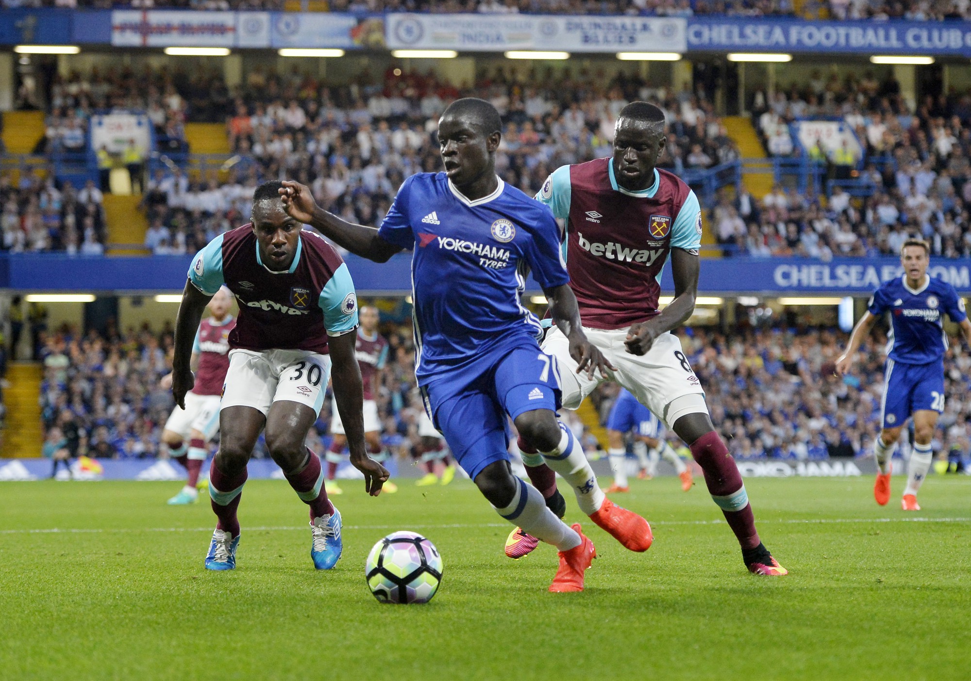 Kante là luồng gió mới thổi vào hệ thống phòng ngự của Chelsea Ảnh: EPA