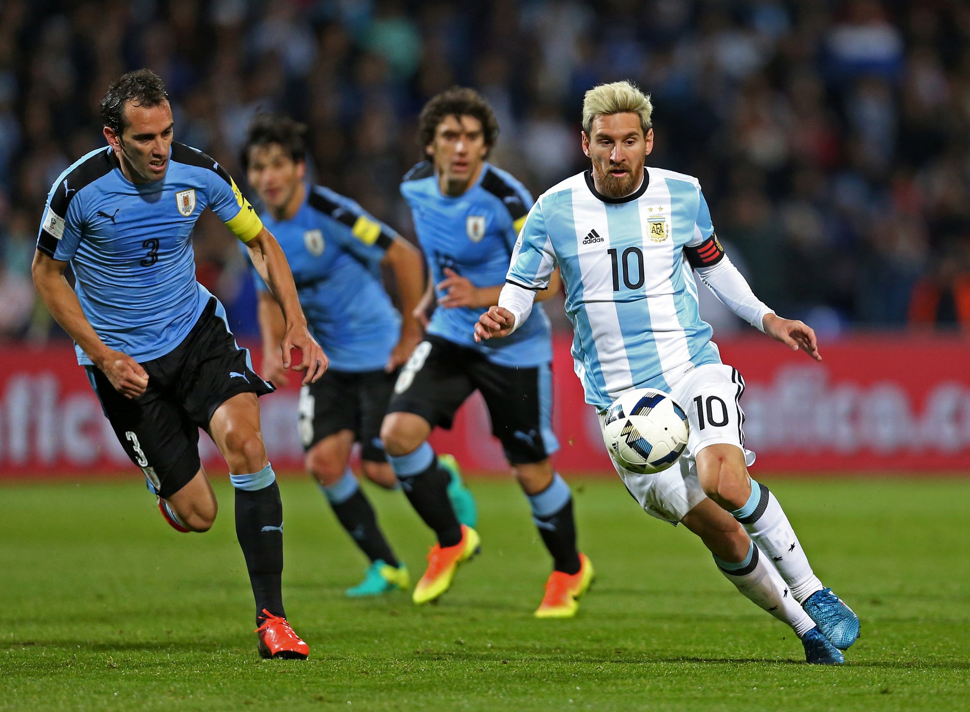 Messi trở lại đội tuyển Argentina và lập tức ghi bàn trước Uruguay
