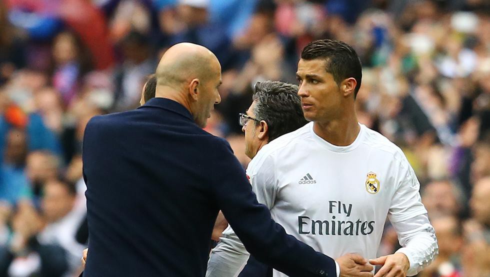 Ronaldo khó chịu khi bị Zidane thay ra