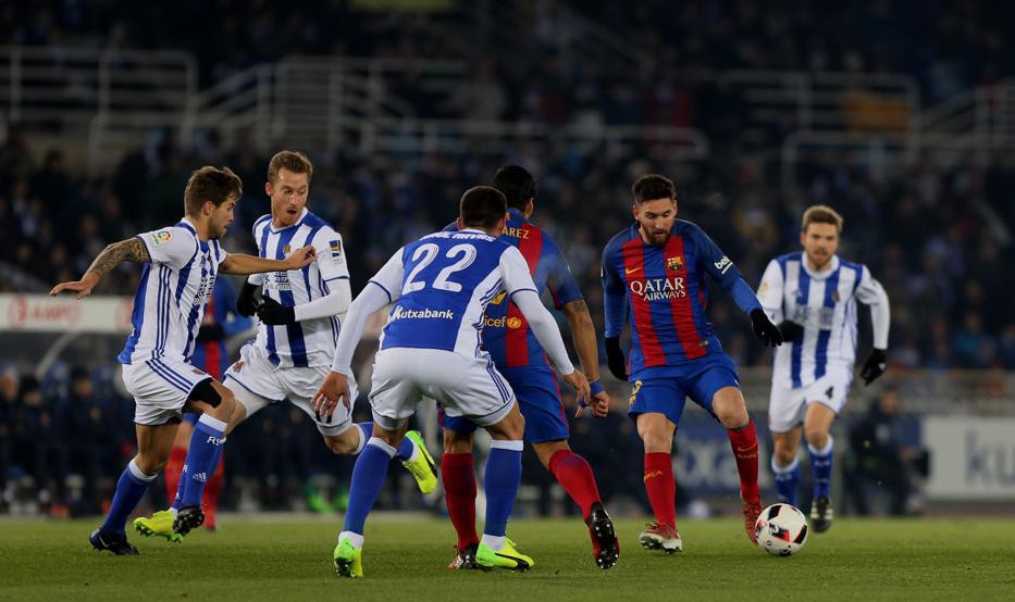 Messi bị các cầu thủ Sociedad quây chặt