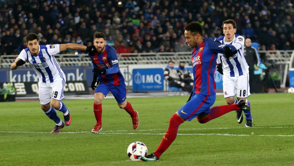 Một lần nữa Messi lại nhường phạt đền cho Neymar