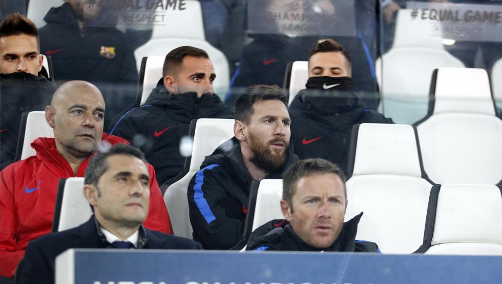 Messi ngồi trên ghế dự bị ở trận gặp Juventus