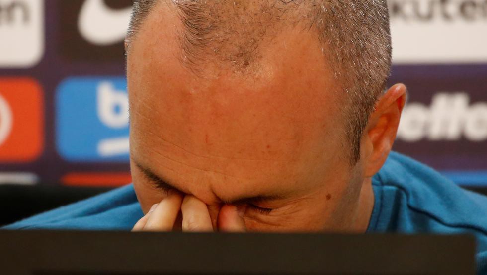 Hình ảnh: Iniesta bật khóc khi tuyên bố rời Barca