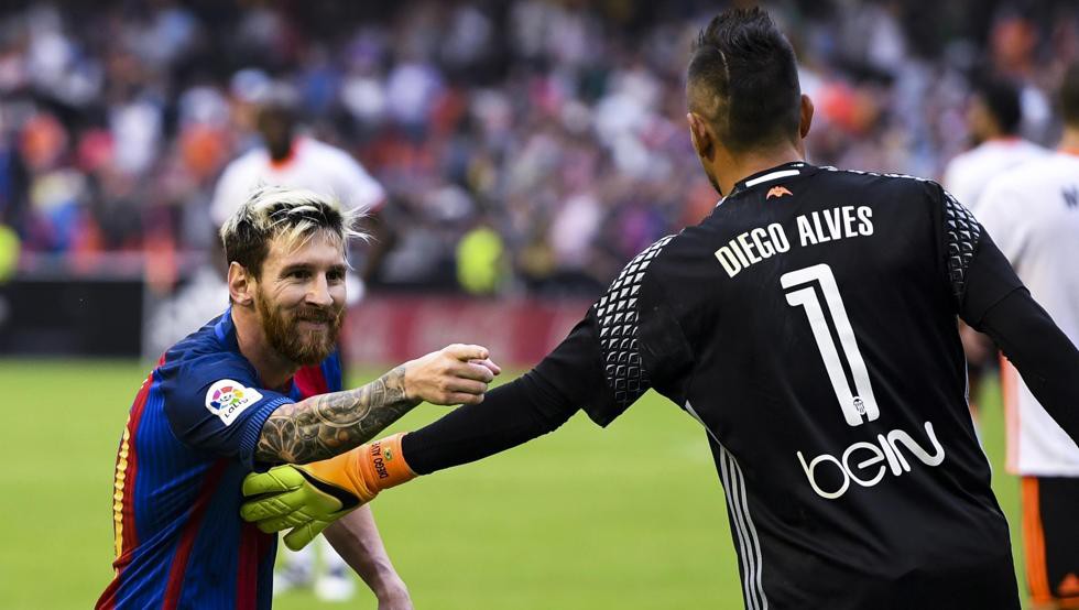 Hình ảnh: Alves từng là nạn nhân khốn khổ của Messi