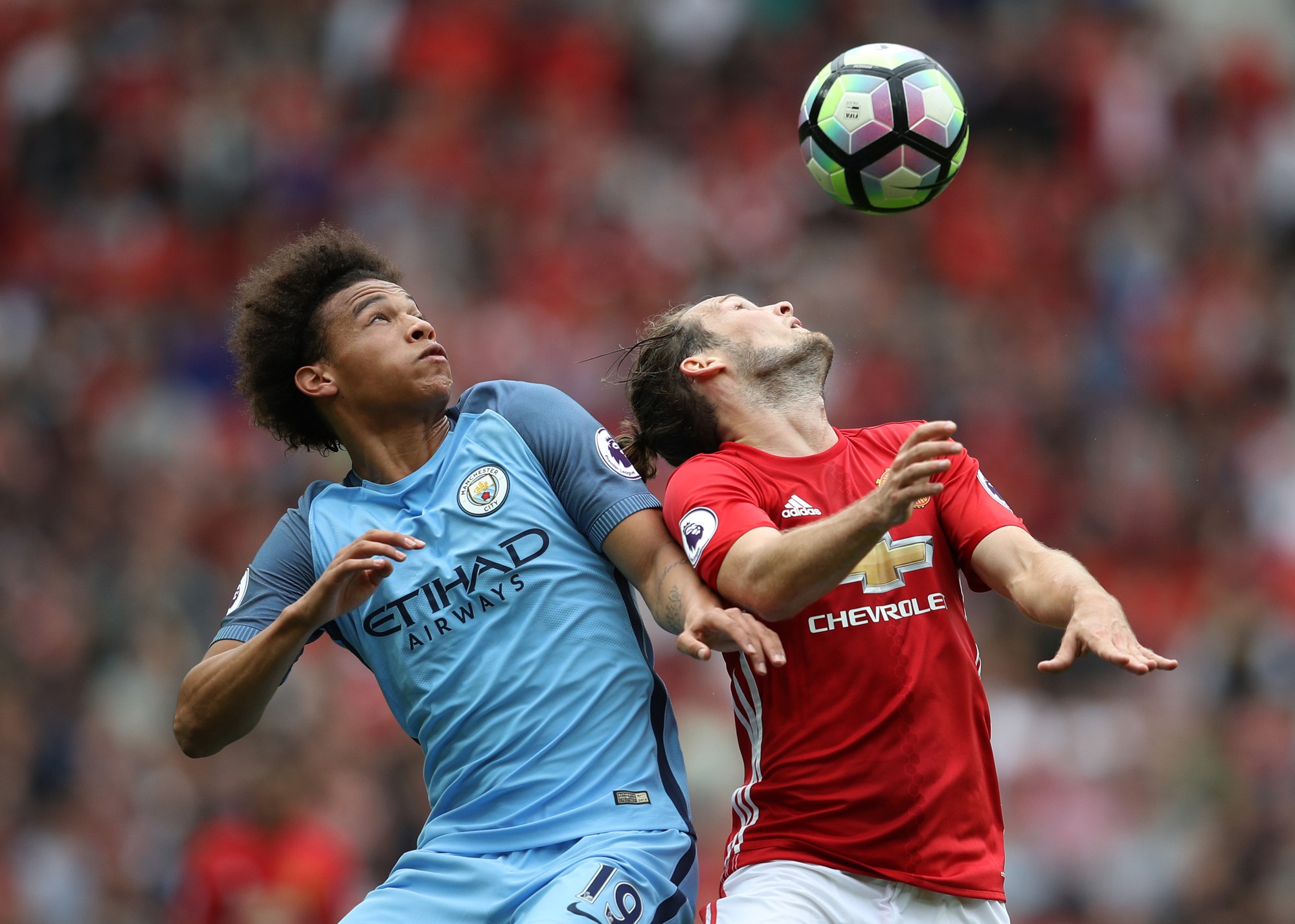 Blind chơi xuất sắc trong trận derby Manchester