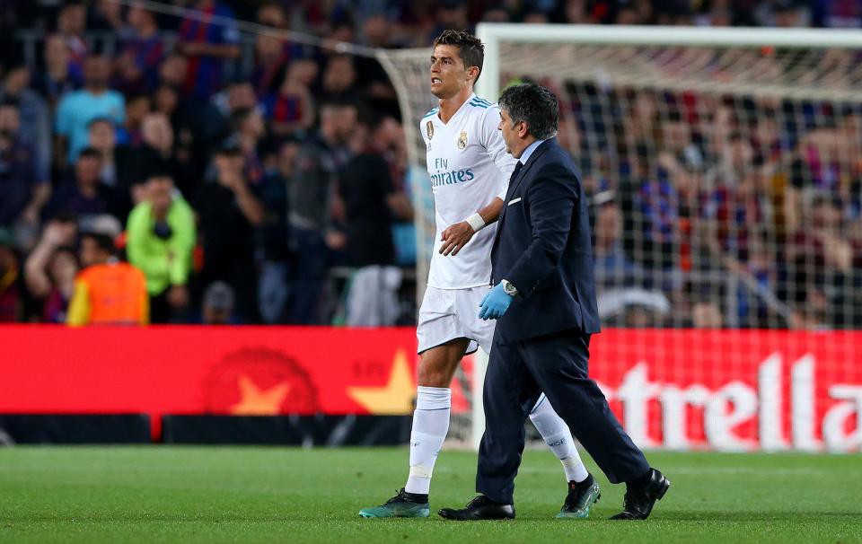 Hình ảnh: Ronaldo phải rời sân sau hiệp 1 trận gặp Barca
