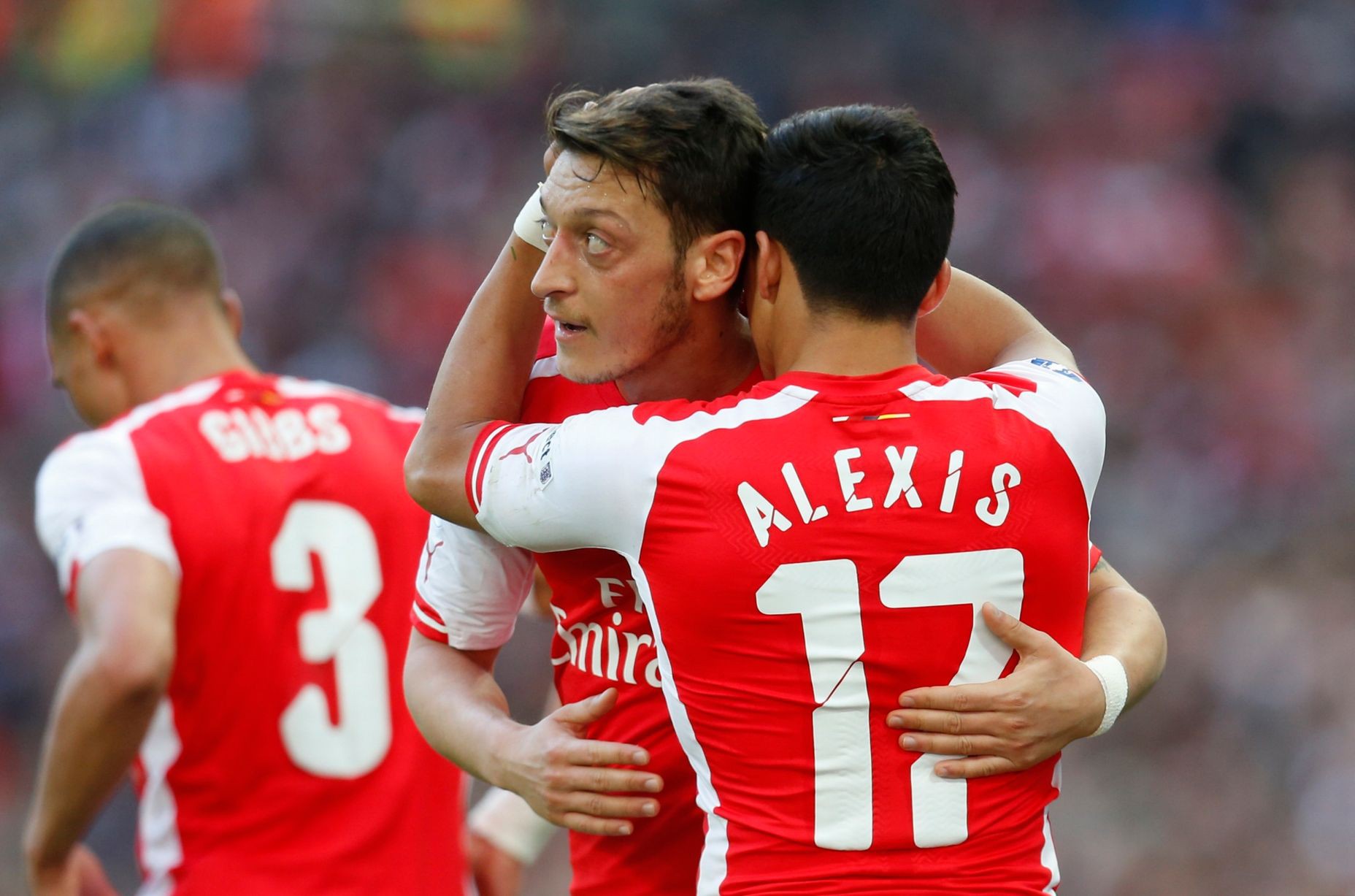 Khai thác cầu thủ trẻ nhưng Arsenal phải tìm cách giữ chân những ngôi sao lớn như Oezil, Sanchez